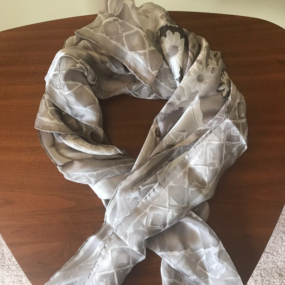 The Limited Scarf (EUC)